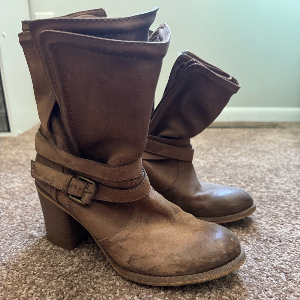 BCBG brown fashion leather boots.